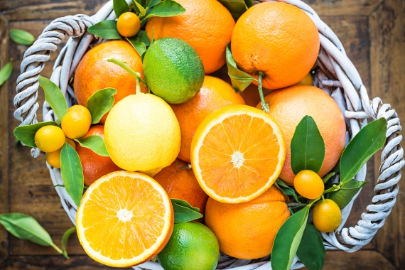 	A C-vitamin szintén elemi fontosságú a megfelelő anyagcsere és az energiatermelő folyamatok szempontjából, így érdemes odafigyelni arra, hogy C-vitaminban minél gazdagabb táplálékokat vigyél be szervezetedbe, amire remek lehetőséget biztosítanak például a citrusok is.