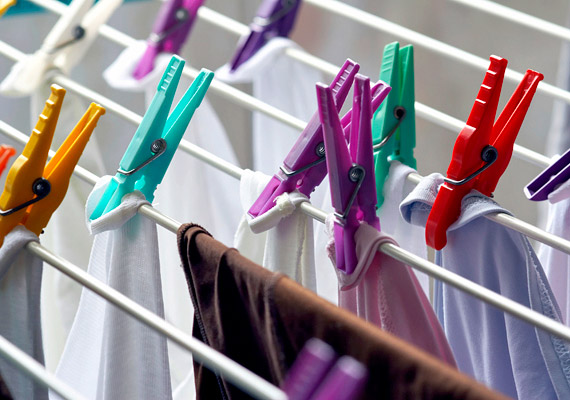 	Bár télen nem szerencsés a szobában szárítani a ruhákat, nyáron, amikor jár a levegő a lakásban, a száradó ruhák segíthetnek abban, hogy jobb legyen a hőérzeted.