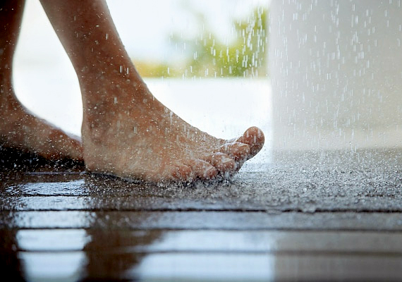 
                        	Zuhanyozás után ne törölközz meg, hagyj időt rá, hogy magadtól megszáradj. A bőrödről párolgó víz ugyanis remekül hűti a testet.