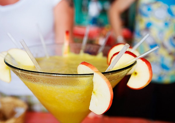 	A többféle alkohol - veszélyes savasító hatással -, valamint az édes szirup és gyümölcslé összekeverve igazi fogroncsoló mixet alkotnak. Tartózkodj a koktéloktól!