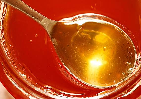 	A méz nemcsak savas pH-értékű, de ragadós is - így a fogaidon megtapadva sokáig fejti ki hatását.