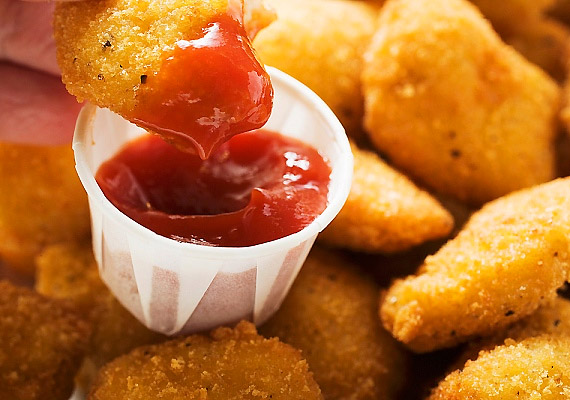 	A ketchupba jellemzően a másra már alkalmatlan paradicsomok kerülnek. Emellett tartalmazhat: guargumit, állománymódosítót, tartósítószert.