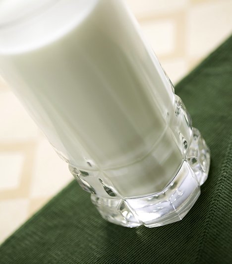 	Kefír	Egy pohár tej veszélyes lehet a másnapos gyomorra nézve, a kefírrel azonban más helyzet. Megnyugtatja a háborgó gyomrot, illetve segít abban, hogy viszonylag rövid időn belül jobban érezd magad.		Kapcsolódó cikk:	Egyszerű, salaktalanító, béltisztító kefirdiéta »