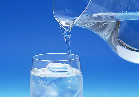 
                        	Nagyon fontos, hogy a szervezetedet hidratáld. Próbálj meg minél több vizet meginni másnap, mert az alkoholfogyasztás okozta kiszáradásos tüneteket csak így lehet elmulasztani.