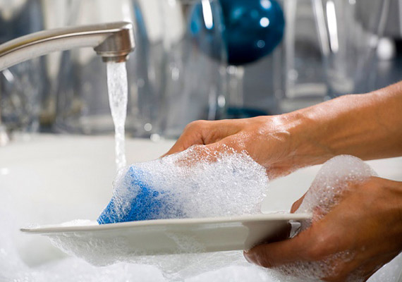 	A mosogatószivacsot érdemes akár naponta is fertőtleníteni: áztasd  egy liter víz és egy kiskanál hipó keverékébe, majd hagyd teljesen megszáradni.