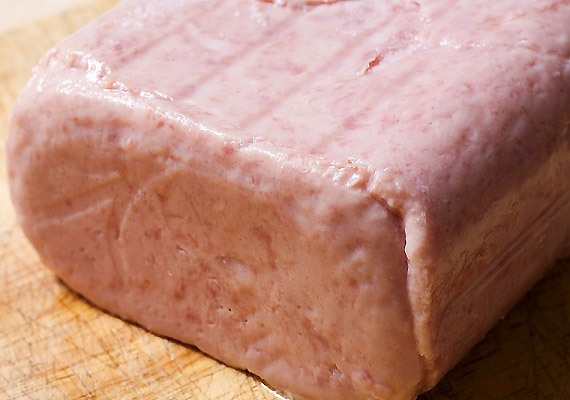 
                        	A húskonzervekben tartósítószer nemigen van, de annyi ideig tart a termék hőkezelése, hogy minden vitamin elbomlik benne.