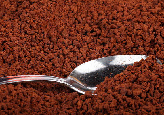 
                        	Az instant kávé sem ízében, sem minőségében nem ér a valódi nyomába. Sok fajtája a kész kávé kiszárításával készül, számos adalékanyagot tartalmaz.