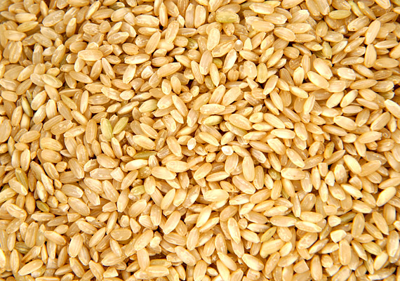 	Míg a hántolt fehér rizs mindössze 4 gramm rostot tartalmaz, addig a hántolatlan barna rizs 100 grammjában több mint 10 gramm élelmi rost van. Bár főzési ideje általában kicsit hosszabb, mint fehér testvéréé, érdemes gyakrabban fogyasztanod, mivel ezzel a viszonylag egyszerű váltással sokat tehetsz az emésztőrendszered egészségéért.