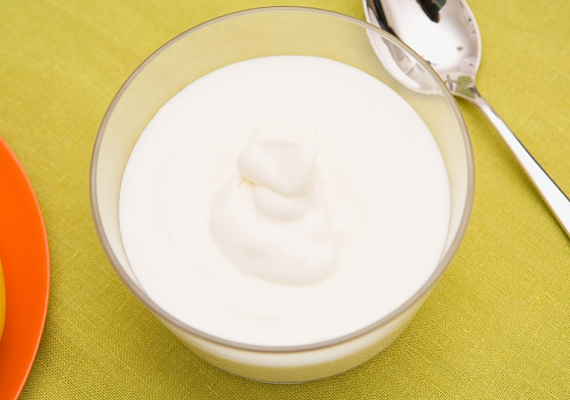 	A klasszikus módszer, azaz a tejföl is hathatós segítséget nyújthat, mert megnyugtatja és hidratálja a vízhiányos bőrt.