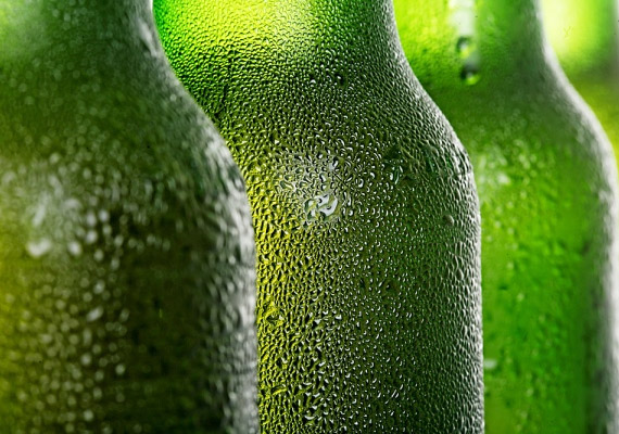 	Hiába gondolod, hogy a nyári melegben jót tenne egy gyöngyöző üveg sör. Ha napszúrást kaptál, le kell mondanod az alkoholról egy-két napig. A szeszes italok ugyanis dehidratálnak, így lassítják a gyógyulás folyamatát.