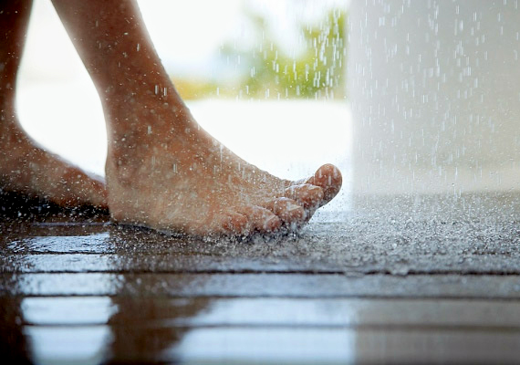 	Sokan gondolják, hogy napszúrás esetén egy kád hideg víz lehet a legjobb megoldás. Valójában jobban jársz, ha inkább beállsz a zuhany alá, majd miután kijöttél, nem törölközöl meg, hanem vársz, amíg meg nem száradsz. A bőrödről párolgó víz ugyanis hűsítő hatású.