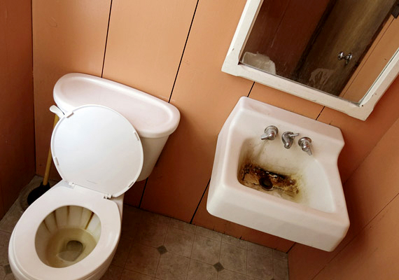 	Valószínűleg felesleges részletezni, hogy ha a szálláson így néz ki a WC, miért lesz jobb szedni a sátorfát. Az ilyen helyeken a gombás fertőzésektől kezdve a Coryneform baktériumok által okozott májgyulladáson át a húgyúti fertőzésekig sok mindent elkaphatsz.