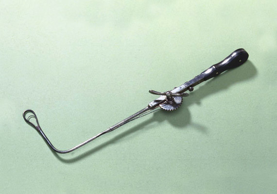 	Az ecraseur - ejtsd: ékrazőr - Chassignac francia sebész által ajánlott műszer volt, melyet a 19. században használtak kocsányos vagy kocsányosítható növendékek, daganatok vérzés nélkül eltávolítására. A hüvelyben járó láncot a műszer másik végén lévő csavarral szorosabbra lehet húzni, egészen addig, míg az általa ölelt növendék vagy daganat kocsánya el nem szakad.