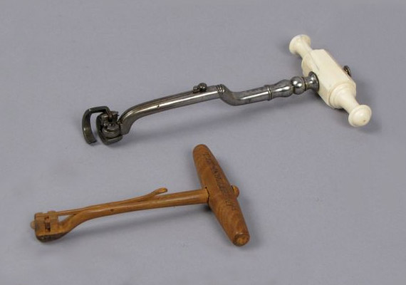 	A 18. századból származó úgynevezett fogászati kulcs felváltotta a nyers erővel történő foghúzást. Az eszköz elején lévő karommal lehetett megragadni a fogat, majd a műszert forgatva lazították azt. Sajnos használata gyakran vezetett sérüléshez, foggyökértöréshez.