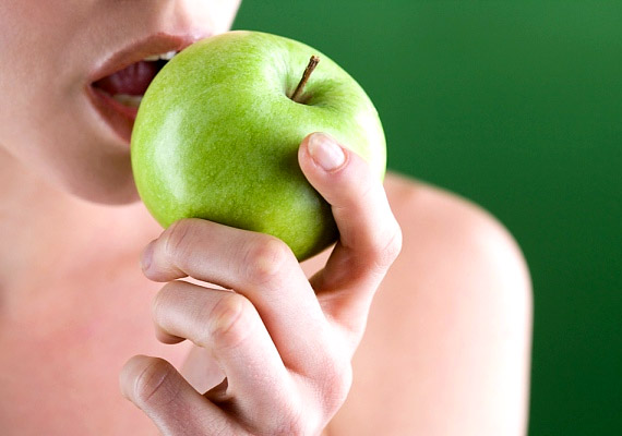 	Minden nap egy alma, az orvost távol tartja - szól a közmondás. Jó hír, hogy nemcsak a háziorvostól, hanem a fogorvostól is óv. Az alma rágása erősíti a fogínyt, a gyümölcsben található vitaminok és ásványi anyagok belülről táplálják a szöveteket.