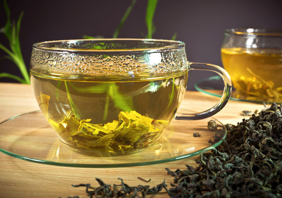 
                        	Beköszöntött a teaszezon. Ha fontos az egészséged, felejtsd el a filteres teákat, fogyassz helyettük szálas változatot. Ha pedig nem tudod, milyen teát válassz, ajánljuk figyelmedbe a zöld teát, mely polifenol-tartalmának köszönhetően erős antioxidáns tulajdonsággal bír. Tudj meg többet róla!