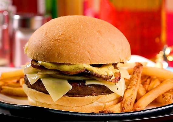 
                        	A hamburger, a sült krumpli és más szénhidrátban gazdag ételek fogyasztása nem csupán azért nem javasolt lefekvés előtt, mert veszélyezteti az alakodat. Mivel a szervezeted még éjjel is ezek emésztésével lesz elfoglalva, megnehezíted az elalvást.
