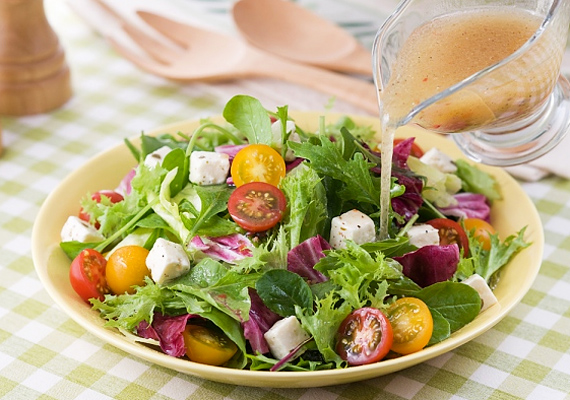 
                        	10 dkg salátaöntetben 16,5-24 g só rejtőzik, tehát jobb, ha inkább olívaolajjal öntözöd meg, vagy citromlevet csepegtetsz a salátára.