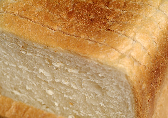 	A rostszegény fehér kenyér lassítja az emésztési folyamatokat. Még rosszabb, ha tartós változatot vásárolsz, mert a benne lévő tartósítószerrel is meg kell birkóznia szervezetednek. Fogyassz inkább teljes kiőrlésű kenyeret!
