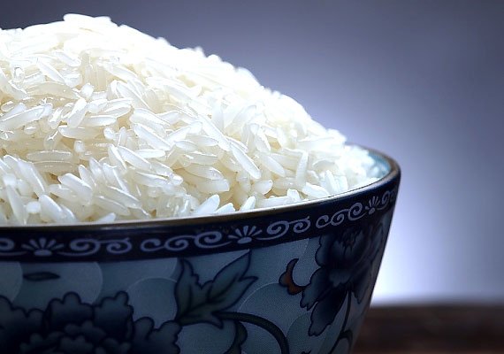 	A fehér rizs helyett érdemes a barna változatra szavaznod, amely a benne lévő rostoknak köszönhetően segíti az emésztési folyamatokat. A túlzásba vitt fehérrizs-fogyasztással az ellenkező hatást érheted el. A barna rizsre azonban még diétát is építhetsz.