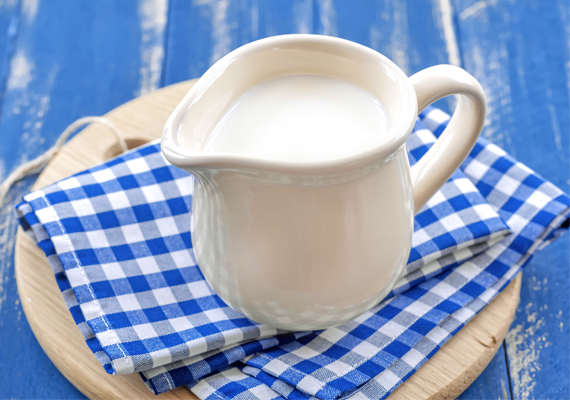 	A tej is rendszeresen bukkanjon fel a gyerek étrendjében, hiszen nagyon jó kalciumforrás, mindemellett D-vitaminban is gazdag, ami jótékony hatással van az agyi funkciókra, és fontos szerepet játszik a csontok fejlődésében is. Kakaó formájában, turmixban vagy natúran is adhatod, ahogy gyermeked legjobban szereti.