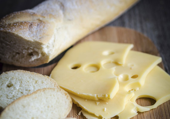 	A tejtermékekben sok kalcium található. 40 gramm ementáli sajtban például a napi szükséges mennyiség fele rendelkezésre áll, amit így már reggel bevihet a gyermek a szervezetébe. 