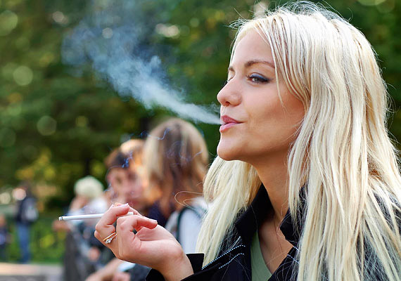	Ha eddig nem sikerült abbahagynod a dohányzást, a kialakult visszerek egy újabb nyomós indokot jelenthetnek. A cigaretta ugyanis tovább rontja az erek állapotát, magas vérnyomáshoz vezethet - mindez pedig fokozza a visszérgyulladás kialakulásának esélyét.