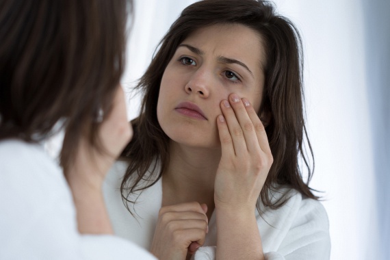 	A bőr puffadása nemcsak a végtagokon, de az arcon is jelentkezhet, a vizesedés jellemző tünete például a puffadt, duzzadt szemkörnyék.