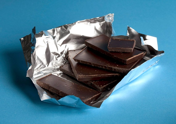 	Egy negyed tábla étcsoki energiatartalma még száz kalória alatt van. Ha tehát nem bírod csoki nélkül, nassold a magas kakaótartalmú változatokat. Túlzásba azonban ne ess, mert lassítja az emésztési folyamatokat!
