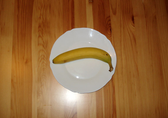 
                        	A banán magas szénhidráttartalma miatt nem kifejezetten diétás gyümölcs, viszont könnyű megjegyezni a kalóriatartalmát: egy közepes banánban éppen 100 kalória van. Tudj meg többet a banán és a fogyókúra viszonyáról!