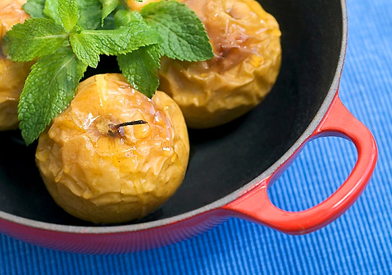 
                        	A sült alma ideális diétás desszert vacsora után. Bolondítsd meg egy kis mentával vagy fahéjjal.