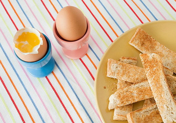 
                        	A tojás zsírtartalma miatt sem kell aggódnod: telítetlen zsírokat, sőt, még fehérjét is tartalmaz.