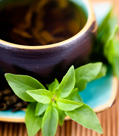  	Zöld tea  	Amellett, hogy szabályozza a koleszterin-, a vérzsír-, illetve a vércukorszintet, a zöld tea más szempontból is jótékony hatással van a szervezet anyagcsere-folyamataira. Serkenti a vérkeringést, megemeli a szervezet hőmérsékletét, a zsírégetés hatékonyságát is növeli.  	Kapcsolódó cikk: 	A leghatékonyabb zsírégető gyógyteák »