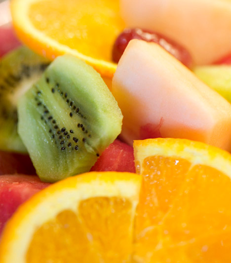  	A gyümölcs édes, tehát hízlal  	Veszélyes és fölösleges dolog lenne kiiktatni a gyümölcsöket az étrendedből. Egyrészt, mert a gyümölcsökben található gyümölcscukor úgy ad lendületet és energiát, hogy közben nem emeli meg hirtelen a vércukorszintedet, másrészt, mert a gyümölcsök nélkülözhetetlen vitaminokkal látnak el, sőt, némelyek még a fogyást is beindítják.  	Kapcsolódó cikk: 	Zsírégető almakúra »