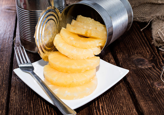 Száz gramm ananászkonzerv körülbelül 0,9 gramm rostot, ráadásul hozzáadott cukrot és olyan tartósítószereket tartalmaz, melyek tovább lassítják az emésztés folyamatát.