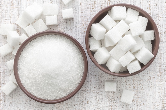 	A nagy mennyiségű elfogyasztott cukor hirtelen megdobja a vér glükóztartalmát, amit utána a szervezet nagyon gyorsan elhasznál. Ez észrevétlenül lassítja az emésztést, éppen ezért a csokoládét, cukorkát és jégkrémet érdemes friss gyümölcsre cserélni, melynek cukortartalma lassabban szívódik fel.
