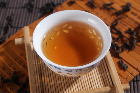 Zöld tea
                        A zöld tea kiváló üdítő, zsírégető hatású ital. Polifenoltartalma révén fokozza a szervezet hőtermelését, ezáltal hozzájárul a kalóriák égetéséhez, és az éhségérzetet is csökkenti. Illik hozzá a citrom és a méz is, de a legjobb, ha natúr, édesítés nélkül iszod, így ugyanis egyetlen felesleges kalóriát sem viszel be vele a szervezetedbe. A szálas változatról itt is elmondható, hogy jobb minőségű, bár számos fajtája kapható, ezért ha az egyik nem ízlik, érdemes tovább kísérletezgetned: a karakteresebb, füstösebb ízektől az egészen lágy teákig rengetegféle létezik belőle.