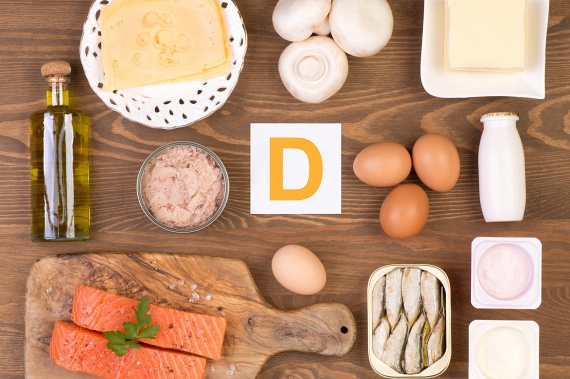 	A D-vitamin nélkülözhetetlen az anyagcserében fontos izmok számára, mégis nagyon gyakori, hogy a szervezet nem jut belőle elegendő mennyiséghez. A napi D-vitamin-szükséglet 90%-át fedezheted 100 gramm lazac elfogyasztásával, ám a tonhal, a rákhús, a tofu, a tej, az avokádó, a tojás és a sampion gomba is kiváló forrás, melyekből összesen 100-150 grammot meg kellene enni naponta.