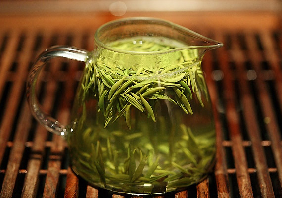 
                        	A zöld tea amellett, hogy kiváló antioxidáns, koffeintartalmának köszönhetően élénkíti az anyagcserét. Bár hatását kevésbé hirtelen fejti ki, mint a fekete, az hosszabb távra szól. Próbáld ki a zöldtea-diétát!