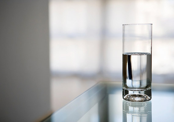 	Kezdd a napod egy nagy pohár vízzel. Az éhgyomorra fogyasztott víz segít abban, hogy tested gyorsabban válassza ki az éjszaka során felgyűlt salakanyagokat, feltölti a sejteket, beindítja az anyagcserét.