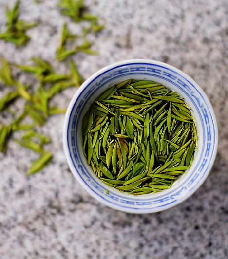Zöld teaA zöld tea az egyik legismertebb zsírégető hatású teaféle, mely felgyorsítja anyagcserédet, vízhajtó hatással rendelkezik, antioxidáns-tartalma révén pedig megvédi szervezetedet a káros szabadgyököktől. Kiváló élénkítő ital, hatása ráadásul jóval hosszabb ideig tart, mint a kávéé.Kapcsolódó cikk:Fogyj zöld teával! »
