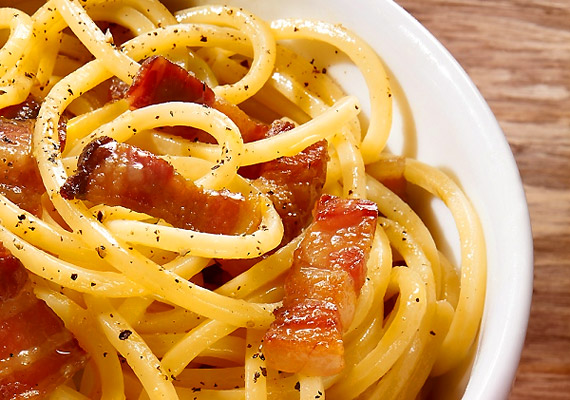 	Bár a spagettire sokan úgy tekintenek, mint könnyű táplálékra, valójában - hacsak nem a teljes kiőrlésű változatot választod - húsos szósszal fogyasztva megterheli az emésztőrendszeredet, lassítja az anyagcserét.