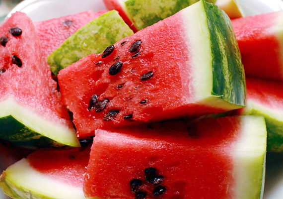 
                        	A görögdinnye több mint 95%-ban vizet tartalmaz, laktató, és serkenti az anyagcserét. Emellett karotin- és B-vitamin-tartalma is magas. Próbáld ki a dinnye-diétát!