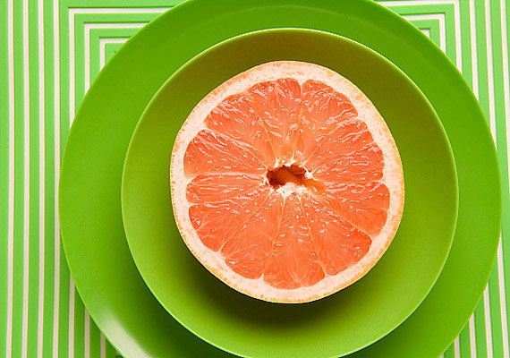 
                        	A grépfrút nem csupán valódi C-vitamin-bomba, de magas rosttartalmának köszönhetően bármennyit ehetsz belőle. Gombaölő anyagainak köszönhetően pedig a Candida-diétát is kiegészíti.
