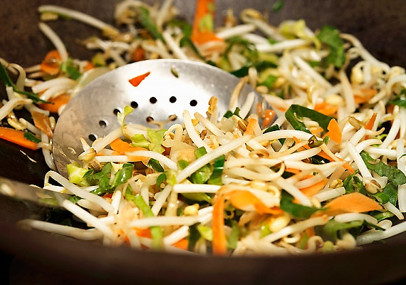 	Tetszőleges zöldségeket darabolj össze, és süsd meg őket wokban. Nem kell túlzásba vinni, elég, ha csak kicsit megfonnyasztasz például paradicsomot, cukkinit, sárgarépát, és az egészet egy kevés zöld fűszerrel ízesíted.