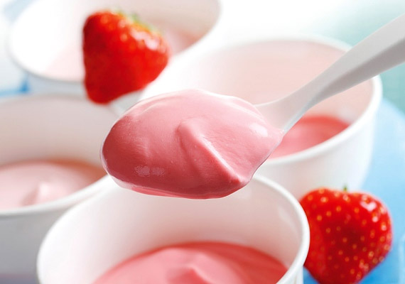 
                        	A natúr joghurt valóban diétás, de az ízesített joghurtok már rengeteg cukrot is tartalmaznak. Ha számodra a natúr verzió íze unalmas, akkor adj hozzá friss gyümölcsöt, és hagyd a polcokon az ízesített verziókat.