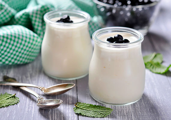 	A joghurt sokak által kedvelt reggeli, ám fontos, hogy az élőflórás natúr változatot részesítsd előnyben. Rakhatsz bele gyümölcsöt, olajos magvakat vagy akár zabpelyhet is. 100 g natúr joghurt 4 g fehérjét tartalmaz.