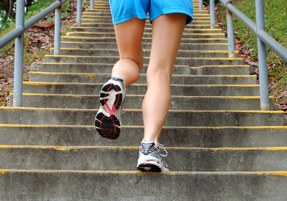 
                        	A lépcsőn járás és futás remekül megdolgoztatja az egész testet, különösen a láb- és a farizmokat. Válaszd lift helyett a lépcsőt - a munkahelyen és otthon is -, és mondj búcsút a lábizmok görcsösségének.