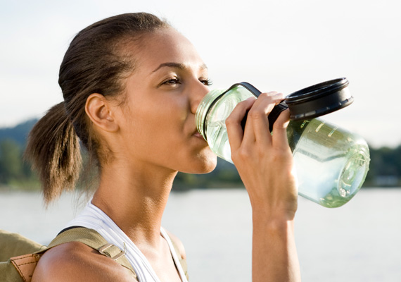 
                        	Igyál elég vizet!
                        	A napi két liter víz elfogyasztása mellett figyelj arra is, hogy ha egy-egy edzés alkalmával jobban kimelegszel, akkor több folyadékot igyál. A dehidratáció nagyon veszélyes egy futó számára, mert akkor az ízületek sokkal sérülékenyebbé válnak.