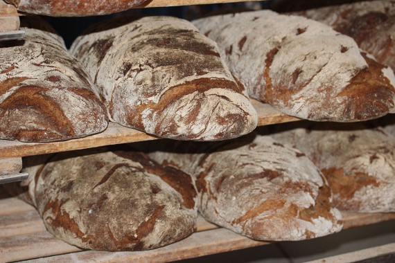 	A rozskenyér vagy teljes kiőrlésű kenyér ugyan nagyjából ugyanannyi kalóriát tartalmaz, mint a fehér, ám más mutatói nagyban eltérnek. A fehér kenyér rosttartalma alacsony, így nem telíti el a gyomrod, és többet eszel belőle. Ezzel szemben a glikémiás indexe magas, ami nagy kilengéseket eredményez a vércukorszintedben, azaz gyorsabban fogsz újra megéhezni. A fehér kenyér tehát nem önmagában hizlal, azonban a könnyebben újra feltámadó éhség már problémát jelent.